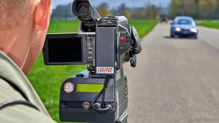 Diesmal nicht im Sernftal: Ein Militärpolizist macht eine Geschwindigkeitskontrolle.