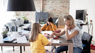 «Ich frage mich, wie das die Kinder machen, deren Elternteile nicht zu Hause sind»: Andrea Freuler hat als lehrende Mutter alle Hände voll zu tun.
