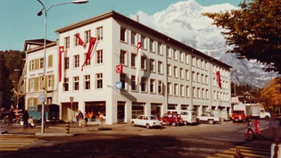 Bunt beflaggt erstrahlt der Neubau, dort wo einst der «Löwen» stand.