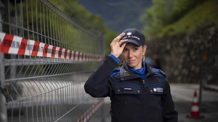 Biathletin Selina Gasparin am neu errichteten Grenzzaun zu Italien