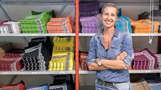 Erste Farben werden schon bald knapp: Susanne Hauser, Inhaberin der F. Blumer & Cie AG, muss schnell eine neue Stoffdruckerei finden, um ihre Glarner Tüechli  zu bedrucken.