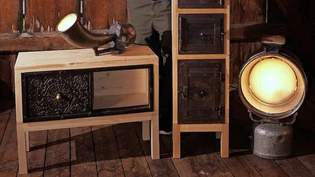 Sirenenlampe und Ofentürlikommode: Matthias Schwitter haucht seinen Findlingen ein zweites Leben ein.