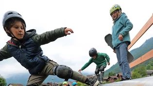 Kurzes Vergnügen: Schnell haben die Kinder und Jugendlichen die Minirampe ins Herz geschlossen – schnell ist sie aber nun auch wieder verschwunden.