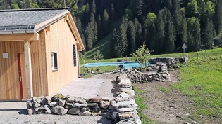 Fleissig: Der Verkehrsverein Näfels hat das Naturwasser-Schwimmbad auf der Alp Obersee auf Vordermann gebracht.