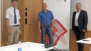 Auf Wiedersehen: Polizeikommandant Markus Denzler (links) und Andrea Bettiga (rechts) verabschieden Markus Staub nach über 33 Jahren Tätigkeit bei der Glarner Polizei in den wohlverdienten Ruhestand. Bild Kapo