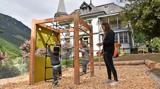 Frisch aufgestellt: In der Tagesstruktur in Engi wird der neue Spielplatz von den Kids in Besitz genommen. 