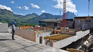 Umbauten durch Corona kaum tangiert: Walter Hofmann blickt auf die Fortschritte beim neuen Unterkunftsturm (Bild links). Die Arbeiten in Filzbach kommen gut voran auch in der neuen Dreifachturnhalle.