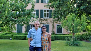 Auf Besuch in Glarus: Georg Leuzinger schaut mit seiner indischen Partnerin Radhika auf dem Familienanwesen an der Oberdorfstrasse nach dem Rechten.