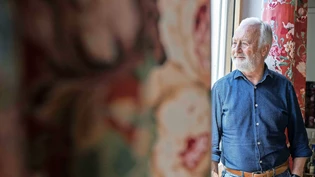 Urs Spuler blickt zwischen Westbury-Bouquet-Vorhängen aus Mitlödi in die Ferne.