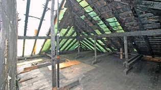 Zurück bleiben im Dachstock des Hotels «Schwert» nur noch verkohlte Balken als Zeugen von der unbändigen Kraft des Feuers.