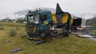 In Ilanz ereignete sich eine heftige Kollision zwischen zwei Sattelschleppern. 