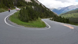 An dieser Stelle ist ein Töfffahrer am Montagnachmittag auf dem Ofenpass in einer Treibstoffspur gestürzt.
