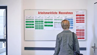 Im Vergleich zum Mai ist die Arbeitslosigkeit im Juni leicht zurückgegangen, im Vergleich zum Juni 2019 sind in den Regionalen Arbeitsvermittlungszentren aber immer noch viel mehr Personen registriert.