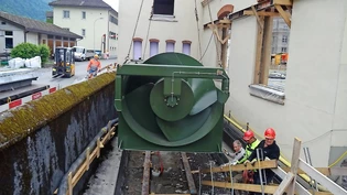 Die Maschine wird in den trockengelegten Dorfbach eingelegt.