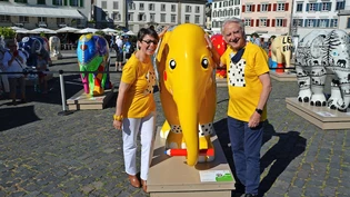 Emil Steinberger und seine Frau Niccel umgarnen die Elefantenskulptur «Nimil».
