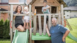 Glückliche Eltern geworden: Sabina und Roger Rhyner-Schmid begleiten ihre Kinder Sari und Lio beim Spielturm im Garten und bei den Tafeln, mit denen sie ihre Geburt verkündet haben. Im Fernsehen SRF 1 reden sie mit Moderatorin Mona Vetsch.