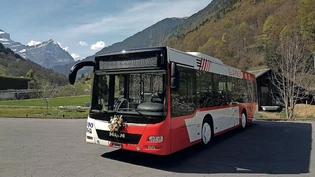 Moderner Zuwachs: Der neue Bus der Autobetrieb Sernftal AG verkehrt vom Bahnhof Schwanden ins Kies.