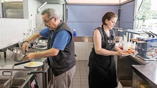 Bieten auch griechische Spezialitäten an: Anna Sismanidou und Konstantinos Thysiadis im Kiosk der Badi Netstal. Bild Sasi Subramaniam