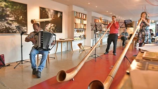 Andreas Frey und Katrin Vogel spielen im «Bsinti» in Braunwald und werden von Mathias Kappeler mit dem Akkordeon begleitet.