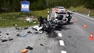Der Töff wurde bei dem Unfall total beschädigt.