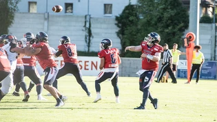 Trainer und Quarterback Geoff Buffum verdient sich beim Comeback nach 14 Jahren gute Stilnoten.