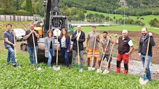 Den Platz für den Platz: Am Montag haben Vertreter der Gemeinde, der Stiftung Hopp-la und der Bauunternehmung den Spatenstich für den Begegnungsplatz getätigt. 
