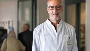 Wenig Corona-Infizierte: Thomas Brack und das Kantonsspital Glarus passen sich den lokalen Gegebenheiten an.