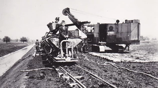 Schweres Gerät: Da im Zweiten Weltkrieg Treibstoffe kaum erhältlich waren, wurden elektrobetriebene Maschinen für die Melioration eingesetzt.  