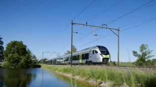 Dieser Flirt der BLS macht im Glarnerland Zulassungsfahrten.