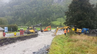 Bagger versuchen das Gerinne frei zu halten, um den Durchfluss des Wassers mit Geschiebe zu gewährleisten.