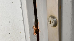 Bei den Einbrüchen wurde neben grossem Sachschaden vor allem Bargeld im Wert von mehreren Tausend Franken entwendet.