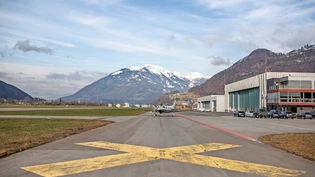 Am Wochenende soll es hier ruhiger sein: Der VCS Glarus wehrt sich dagegen, dass vom Flugplatz Mollis aus auch an Sonn- und Feiertagen Arbeitsflüge mit Helikoptern durchgeführt werden dürfen.