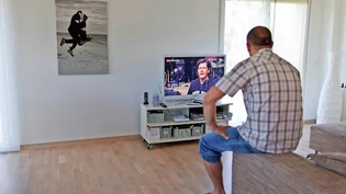Es wird teurer und schneller: Ein Zuschauer guckt eine Sendung der rätoromanischen Radiotelevisiun Svizra Rumantscha.