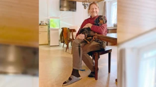 Sie sind bereit: Leo Häfeli und Dackeldame Sophie freuen sich auf die bevorstehenden Aufgaben im frisch renovierten «Central» in Ennenda. Das Inventar stammt zu einem grossen Teil noch aus der Zeit im  «Elggis» in Netstal.