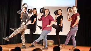 Film, Live-Szenen, Musik und Tanz: Das Ensemble des Theaters Bruderboot gastiert mit dem Musical «Küstenpfad» in der Kanti-Aula in Glarus.