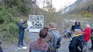 Digitale Wegmarke in der Natur: Über den QR-Code rufen die Betrachter das Video zu den Bergstürzen von Flims und Bondo aus.