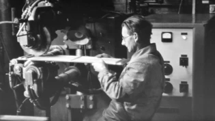 Produktion von langlebigen Therma-Kühklschränken in Schwanden um 1952.