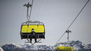 Freiheit am Berg unter strengen Auflagen: Auf der Transportanlage im Davoser Parsenngebiet muss in diesem Winter konsequent Maske getragen werden.