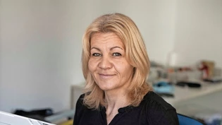 Nähen im Akkord: Obwohl Mirjam Schneider derzeit unter Hochdruck arbeitet, kommt sie mit den Bestellungen für die Glarner-Tüechli-Masken kaum nach.Bild Sasi Subramaniam