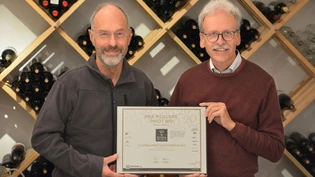 Stolze Winzer: Albin Vuichard (rechts) und Jürg Steinmann zeigen ihr Diplom von der «Mondial des Pinots». Bild: Pressebild