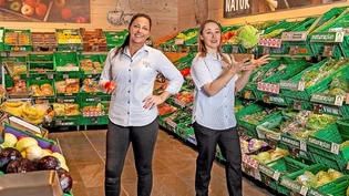 Neue Frische: Daniela Stojanov (links) und Nicole Rojo freuen sich auf die Kundschaft im modernisierten Coop Niederurnen.