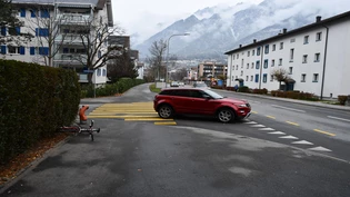 Der Velofahrer wollte gerade den Fussgängerstreifen überqueren als es zur Kollision kam.