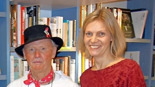 Die Übersetzung des Musikmärchens ist ein Vermächtnis von Hans Rhyner: Das Bild von ihm und Autorin Swantje Kammerecker entstand beim Glarnerdeutsch-Kurs im Jahr 2014. 