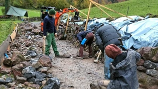 Trockenmauersannierung in Ennenda: Die Mauern sind trocken, das Wetter feucht.