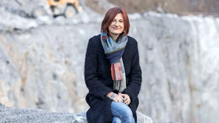 Zurück im Steinbruch: Angelika Echsel zeigt, wo sie im September 1988 das Tanztheater in der Chalchi in Netstal besuchte.   Bild: Sasi Subramaniam