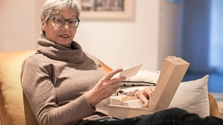 Von der Kartei zum Wörterbuch: Dodo Brunner blättert in einer von mehreren Datensammlungen, die sie zusammen mit einer Reihe von weiteren Freiwilligen für das geplante Glarnertüütsch-Mundartwörterbuch aufbereitet.