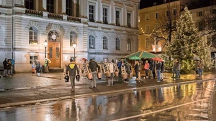 Lauter Protest: Am Montagabend müssen die Teilnehmer der Kundgebung dem Regen trotzen. 