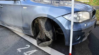 Das Fahrzeug musste abgeschleppt werden.