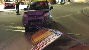 Das Auto kollidierte so heftig mit dem Masten, dass ein Strassenschild in ein Schaufenster flog.
