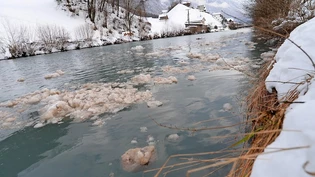 Maximal vier Tage lang: Bei grossen Schneefällen dürfen die Glarner Unterhaltsdienste den Schnee länger als sonst in die Linth kippen lassen. 